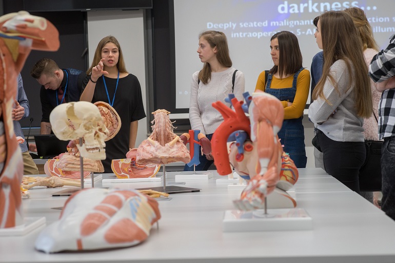 Zdjęcie nagłówkowe otwierające podstronę: Akcje prozdrowotne student&oacute;w kierunku lekarskiego UB